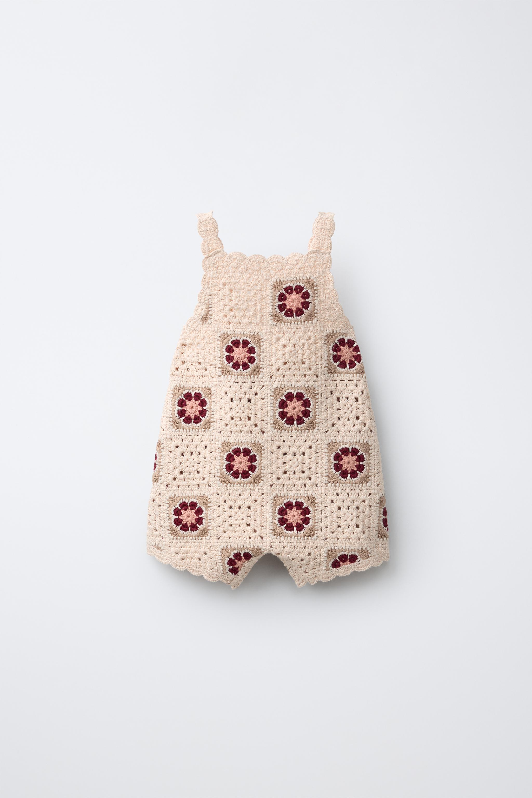 SALOPETTE EN MAILLE ET CROCHET FLEURI